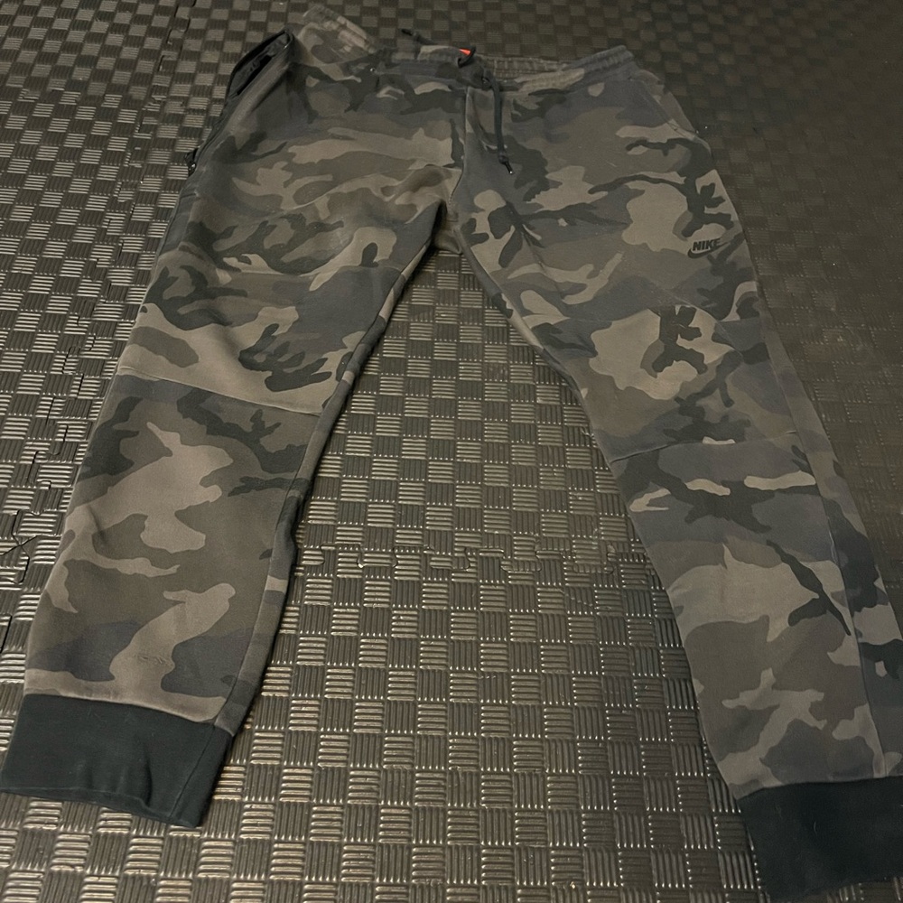 Nike camo joggers beautiful